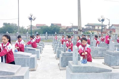 Video Thầy và trò Trường TH Nhật Tân viếng nghĩa trang liệt sĩ nhân ngày 22/12