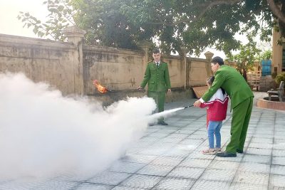 Công an phường Kim Thanh tuyên truyền các kỹ năng an toàn cho học sinh Tiểu học Nhật Tân