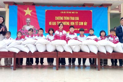 TRƯỜNG TIỂU HỌC NHẬT TÂN: TRAO QUÀ “HŨ GẠO TÌNH THƯƠNG – ĐÓN TẾT SUM VẦY”